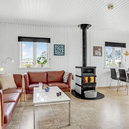 Pet Friendly In With Kitchen *